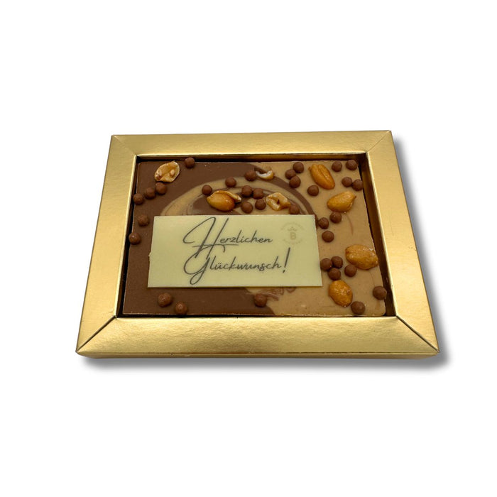 Gruß Schokolade Karamell-Vollmilch Erdnusspraline mit Erdnüssen und Crisp